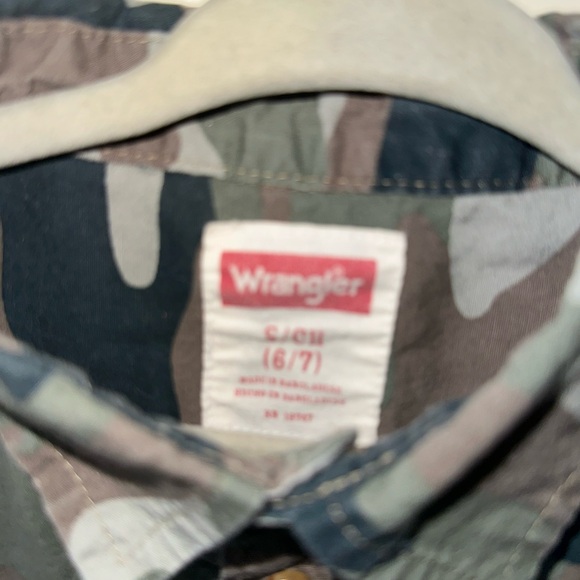 Wrangler Boys 6 Green Camouflage Button Down Shirt With Patch - Picture 2 of 6